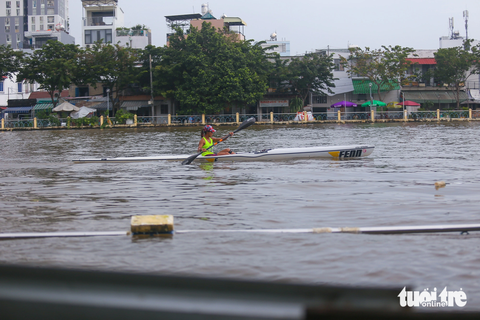 Kè Thanh Đa hư 4 tháng chưa sửa, khu dân cư ở Bình Thạnh khổ vì triều cường - Ảnh 3. Tại khu vực bờ kè Thanh Đa bị sụp nước đã dâng cao, ngập gần hết phần cột kè phía trong