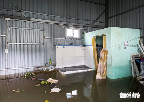 Kè Thanh Đa hư 4 tháng chưa sửa, khu dân cư ở Bình Thạnh khổ vì triều cường - Ảnh 5. Một số ngôi nhà của người dân di dời trước đó bị ngập hơn 1m