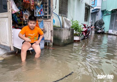Kè Thanh Đa hư 4 tháng chưa sửa, khu dân cư ở Bình Thạnh khổ vì triều cường - Ảnh 7. Nhiều con hẻm, đường ở khu dân cư tại Bình Thạnh (gần kè Thanh Đa) bị ngập 50cm dù cách bờ kè một khoảng khá xa