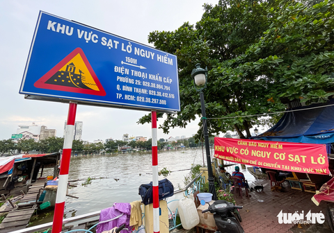 Kè Thanh Đa hư 4 tháng chưa sửa, khu dân cư ở Bình Thạnh khổ vì triều cường - Ảnh 11. Cơ quan chức năng quận Bình Thạnh gắn biển khu vực sạt lở nguy hiểm và cảnh báo người dân hạn chế đi lại
