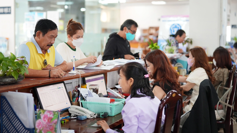 Người lao động làm thủ tục lương hưu tại Bảo hiểm xã hội TP.HCM - Ảnh: HỮU HẠNH