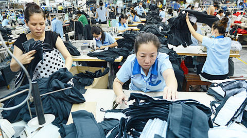 Khó khăn vẫn bủa vây ngành dệt may - Ảnh 1. Ngành dệt may vẫn còn nhiều khó khăn - Ảnh: QUANG ĐỊNH