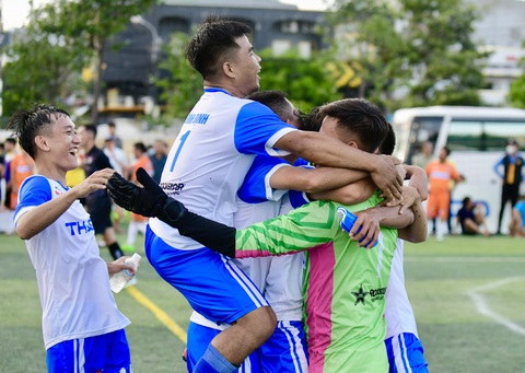 Sút luân lưu của bóng đá phong trào cũng khó lường như chuyên nghiệp - Ảnh 7. Khoảnh khắc ăn mừng cảm xúc - Ảnh: QUANG ĐỊNH