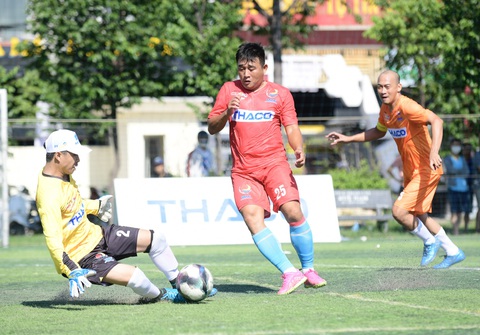 'Vua phủi Capdervilar' tỏa sáng ở giải bóng đá công nhân - Ảnh 1. Một tình huống Nguyễn Văn Cáp (số 25) cướp bóng thành công rồi đối mặt thủ môn - Ảnh: QUANG ĐỊNH