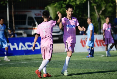 Công Đoàn Bình Định 2 đại chiến SAWACO ở bán kết - Ảnh 1. Bùi Văn Ngà (phải) tỏa sáng giúp Công đoàn Bình Định 2 vào bán kết - Ảnh: QUANG ĐỊNH