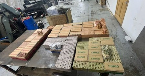 Chây ì trả nợ, đến khi thanh toán thì trả bằng 3 tấn tiền xu! - Ảnh 1. 3 tấn tiền xu được dùng để trả nợ cho đối tác. (Ảnh: CBS News)