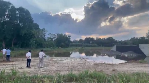Học sinh lớp 6 chết đuối trên hố công trình cao tốc bắc nam không rào chắn - Ảnh 1. Hố công trình nơi học sinh lớp 6 chết đuối không có rào chắn - Ảnh: Q.NAM