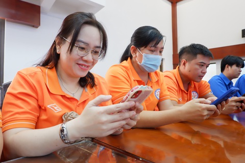 Khai mạc hội thi 'Tham mưu tốt – dân vận khéo' năm 2023 - Ảnh 4. Các thí sinh của quận Tân Phú (TP.HCM) tham gia phần thi trực tuyến ngay sau khai mạc hội thi - Ảnh: K.ANH