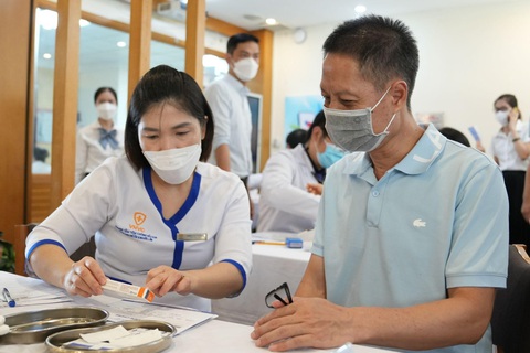 Điều dưỡng VNVC thông tin về vắc xin cúm trước khi tiêm cho người lao động. Ảnh: Mộc Thảo Điều dưỡng VNVC thông tin về vắc xin cúm trước khi tiêm cho người lao động. Ảnh: MỘC THẢO