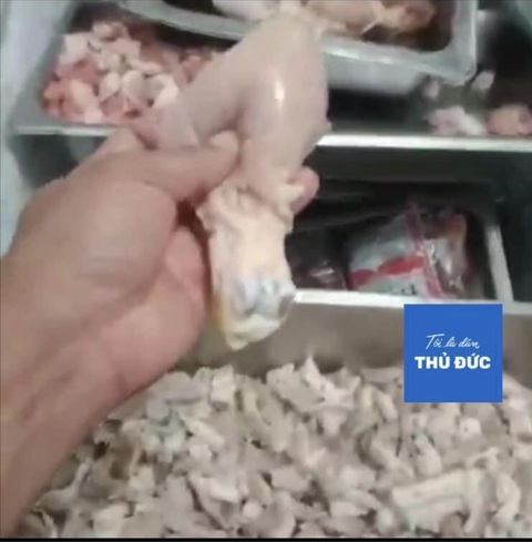 TP Thủ Đức kiểm tra tất cả đơn vị cung cấp suất ăn bán trú - Ảnh 1. Một số hình ảnh trong clip phụ huynh tố thực phẩm có mùi ôi thiu chia sẻ trên mạng xã hội được cho là tại đơn vị cung cấp suất ăn bán trú cho Trường tiểu học Phú Hữu - Ảnh chụp màn hình: MỸ DUNG