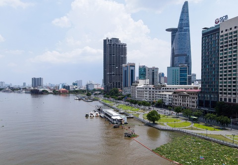 Khai thông đường ven sông Sài Gòn: ‘Đừng để chậm hơn nữa’ - Ảnh 3. Một khu vực đường ven sông Sài Gòn đã có sẵn (đoạn bến Bạch Đằng, quận 1, TP.HCM) - Ảnh: CHÂU TUẤN
