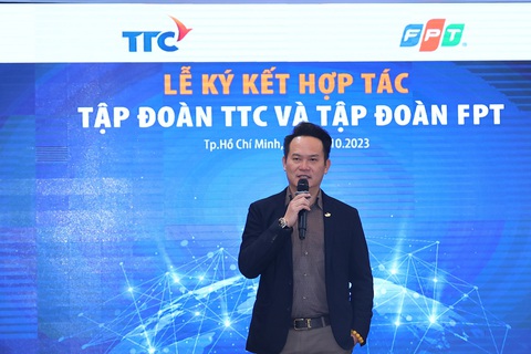 Theo ông Đặng Hồng Anh, việc ký kết này không chỉ đơn thuần là giữa hai Tập đoàn, mà còn ý nghĩa hơn khi TTC và FPT đều là các doanh nghiệp trực thuộc Hội Doanh nhân trẻ Việt Nam. Ảnh: Đ.H Theo ông Đặng Hồng Anh - chủ tịch Hội Doanh nhân trẻ Việt Nam, phó chủ tịch Tập đoàn TTC, việc ký kết này không chỉ đơn thuần là giữa hai tập đoàn, mà còn ý nghĩa hơn khi TTC và FPT đều là các doanh nghiệp trực thuộc Hội Doanh nhân trẻ Việt Nam - Ảnh: Đ.H.