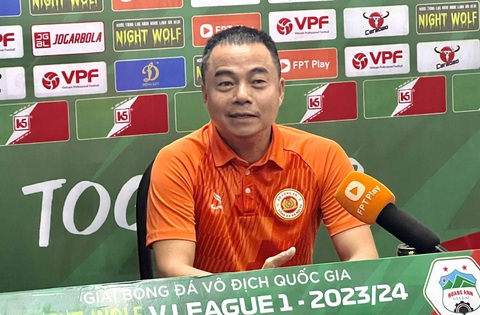 HLV Kiatisak: 'Công An Hà Nội là 1 trong những đội mạnh nhất Việt Nam' - Ảnh 2. HLV Trần Tiến Đại ở buổi họp báo sau trận - Ảnh: DƯ HẢI