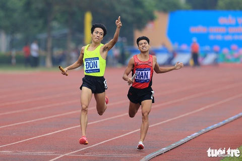 Lương Đức Phước bứt tốc về đích trước Trần Văn Đảng và mang về tấm huy chương vàng cho tổ tiếp sức 4x800m Đồng Nai - Ảnh: HOÀNG TÙNG Lương Đức Phước bứt tốc về đích trước Trần Văn Đảng và mang về huy chương vàng cho đội tiếp sức 4x800m Đồng Nai - Ảnh: HOÀNG TÙNG