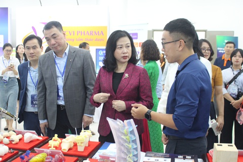 Bộ trưởng Bộ Y tế Đào Hồng Lan thăm quan khu vực trưng bày nghiên cứu, ứng dụng công nghệ y tế tại Triển lãm - Ảnh: D.LIỄU Bộ trưởng Bộ Y tế Đào Hồng Lan tham quan khu vực trưng bày nghiên cứu, ứng dụng công nghệ y tế tại triển lãm - Ảnh: D.LIỄU