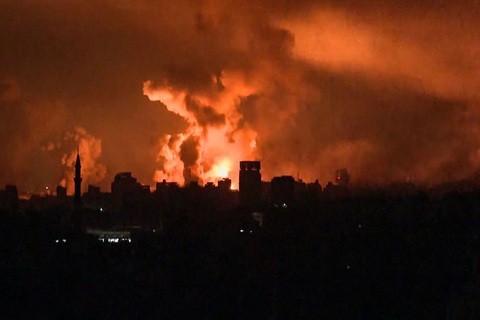 Tin tức thế giới 28-10: Ai Cập dính ‘đạn lạc’; Israel từ chối ngừng bắn ở Gaza - Ảnh 1. Lửa bốc cháy trên bầu trời Gaza sau đợt tấn công của Israel ngày 27-10 - Ảnh: AFP