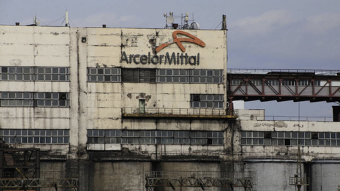 Hàng chục người chết trong vụ cháy mỏ ở Kazakhstan - Ảnh 1. Bên ngoài một nhà máy của ArcelorMittal ở Kazakhstan - Ảnh: AFP