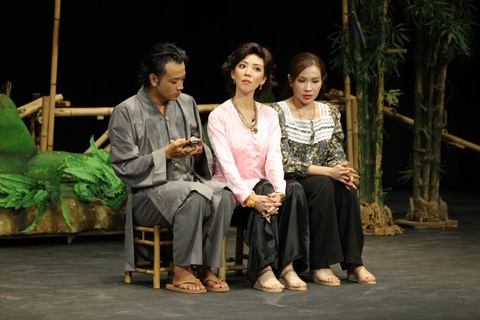 Thu Trang quyết đối đấu Tiến Luật, chiếm trọn trái tim khán giả - Ảnh 5. Thu Trang - Hoàng Phi - Khả Như tung hứng cực hài với tình huống "ai cũng muốn vị trí center"
