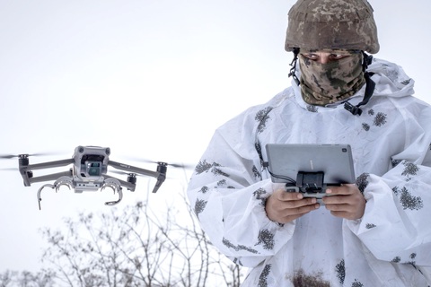 Chiến tranh hiện đại và lưới lửa phòng không - Kỳ 4: UAV thay đổi chiến tranh phòng không thế nào? - Ảnh 3. Lính Ukraine điều khiển UAV ở vùng Donbass đầu năm 2023 - Ảnh: SIPA