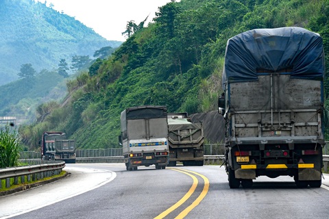 Tai nạn rình rập trên đường cao tốc - Ảnh 1. Cao tốc Nội Bài - Lào Cai chỉ có hai làn xe, nhiều phương tiện vì thế lấn làn vượt ẩu - Ảnh: HỒNG QUANG