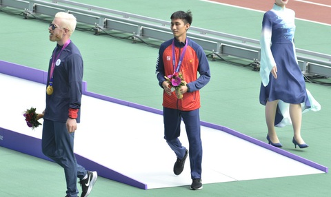 Điền kinh Việt Nam có huy chương đầu tiên tại Asian Para Games 4 - Ảnh 1. Khánh Minh đoạt huy chương bạc tại Asian Para Games 4 - Ảnh: THÁI DƯƠNG