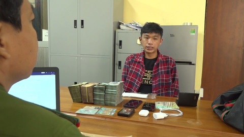 Vụ cướp 3,8 tỉ đồng ngân hàng ở Hóc Môn: Mang theo bom giả đe dọa - Ảnh 4. Lợi tại cơ quan công an - Ảnh: Công an cung cấp