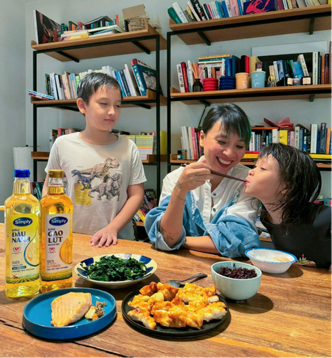 Bắt đầu quan tâm bằng 'cả trái tim' - Ảnh 4. MC Thùy Minh chọn dầu đậu nành giàu Omega 3,6,9 hay dầu gạo lứt giàu Gamma Oryzanol để tốt cho tim mạch
