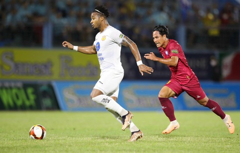Rượt đuổi tỷ số ở Nha Trang, CLB Nam Định toàn thắng ở V-League - Ảnh 1. Rafaelson (trái) chơi nổi bật trong trận thắng Khánh Hòa - Ảnh: NAM ĐỊNH FC