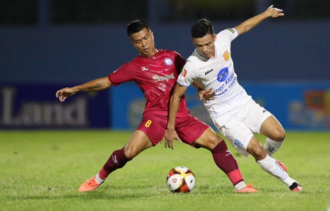 Rượt đuổi tỷ số ở Nha Trang, CLB Nam Định toàn thắng ở V-League - Ảnh 2. Nam Định (áo trắng) đã vượt qua Khánh Hòa ngay trên sân khách - Ảnh: NAM ĐỊNH FC