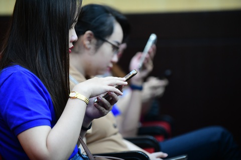 Triệu chứng nào chứng tỏ nghiện Internet? - Ảnh 1. Nhiều người nghiện Internet ảnh hưởng đến cuộc sống hằng ngày - Ảnh: QUANG ĐỊNH