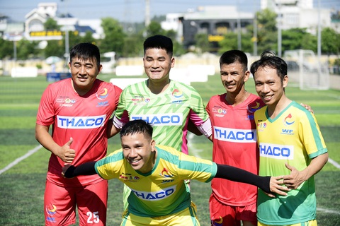 Thần tượng ở sân bóng đá công nhân - Ảnh 1. Nguyễn Văn Cáp (hàng trên, bìa trái) và Dương Văn Tuấn (hàng trên, thứ 2 từ phải qua) được nhiều cầu thủ đối phương mến mộ - Ảnh: QUANG ĐỊNH