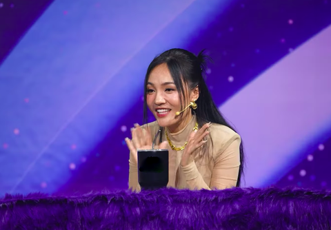 Độc lạ The mask singer Vietnam: Nhật Thủy vừa làm mascot vừa ngồi ghế cố vấn - Ảnh 2. Vừa là mascot, Nhật Thủy còn tham gia luôn vai trò cố vấn đúng nickname "điểm đến của mọi nhà"
