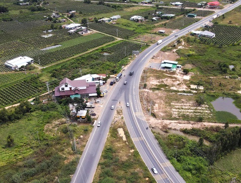 Sớm xóa dần đường cao tốc... rùa bò - Ảnh 1. Một điểm giao tiềm ẩn mất an toàn giao thông trên địa bàn tỉnh Bình Thuận - Ảnh: ĐỨC TRONG