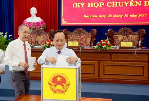 Quy hoạch Bạc Liêu đến năm 2030 thành tỉnh mạnh về kinh tế biển - Ảnh 2. Ông Phạm Văn Thiều - chủ tịch UBND tỉnh Bạc Liêu - tại phiên họp HĐND tỉnh Bạc Liêu ngày 28-10 - Ảnh: HỮU THỌ