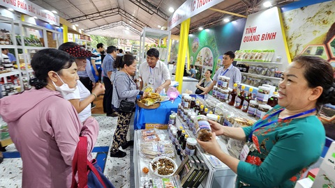 Xuất khẩu đi 12 quốc gia nhưng không vào được siêu thị trong nước - Ảnh 1. Nhiều sản phẩm OCOP được doanh nghiệp giới thiệu tại tuần lễ - Ảnh: N.TRÍ