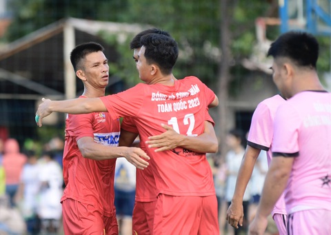 Công đoàn Bình Định 1 và SAWACO vào chung kết - Ảnh 1. Các cầu thủ SAWACO ăn mừng chiến thắng ở bán kết - Ảnh: QUANG ĐỊNH