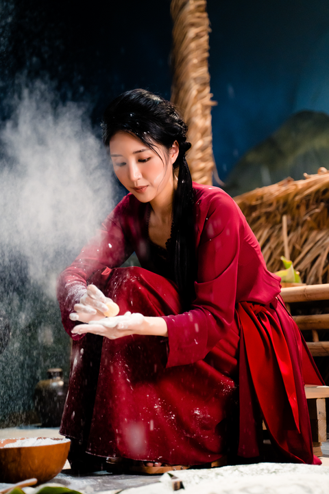 Nữ ca sĩ Hàn Quốc “vượt khó” trở lại với khán giả Việt - Ảnh 2. Jin Ju vẫn giữ vẻ nữ tính, gần gũi vốn được khán giả Việt yêu mến trước đó.