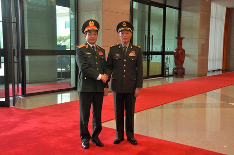 Hợp tác quốc phòng Việt - Trung: Trụ cột cho hòa bình, ổn định, hợp tác, phát triển - Ảnh 1. Đại tướng Phan Văn Giang và Thượng tướng Hà Vệ Đông tại lễ đón - Ảnh: BQP