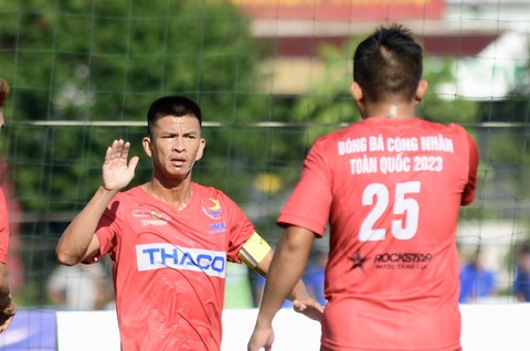 'Vua phủi Capdervilar' tỏa sáng ở giải bóng đá công nhân - Ảnh 9. Anh và Dương Văn Tuấn (bìa trái) là đồng đội ăn ý qua hơn chục năm sát cánh - Ảnh: QUANG ĐỊNH