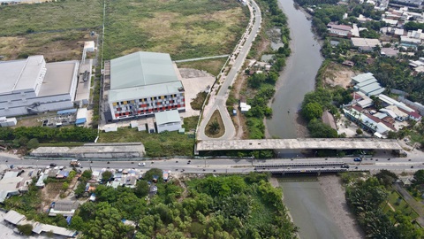 Khởi động lại cầu Tăng Long, TP Thủ Đức sau 4 năm đình trệ - Ảnh 3. Cầu Tăng Long tạm ngưng thi công 4 năm do vướng giải phóng mặt bằng đã ảnh hưởng lớn tới việc đi lại của người dân - Ảnh: THU DUNG