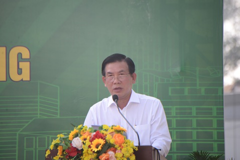 Khởi động lại cầu Tăng Long, TP Thủ Đức sau 4 năm đình trệ - Ảnh 1. Ông Lương Minh Phúc - giám đốc Ban Quản lý dự án đầu tư xây dựng các công trình giao thông TP.HCM (chủ đầu tư) - phát biểu tiếp nhận mặt bằng xây cầu Tăng Long - Ảnh: THU DUNG