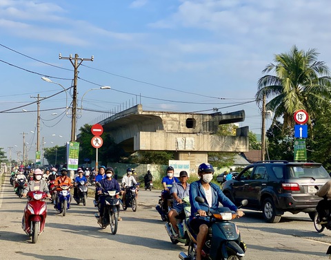 Khởi động lại cầu Tăng Long, TP Thủ Đức sau 4 năm đình trệ - Ảnh 2. Dự án được kỳ vọng về đích vào tháng 4-2025 giải quyết nhiều vấn đề giao thông, thúc đẩy kinh tế - xã hội TP Thủ Đức - Ảnh: THU DUNG