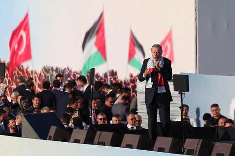 Quan hệ Israel - Thổ Nhĩ Kỳ rạn nứt - Ảnh 1. Tổng thống Thổ Nhĩ Kỳ phát biểu trước đám đông ủng hộ người Palestine hôm 28-10, trong bối cảnh xung đột Israel - Hamas đang leo thang ở Dải Gaza - Ảnh: REUTERS