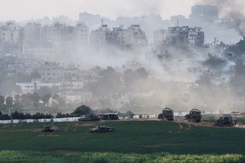 Xe tăng và các phương tiện quân sự khác của Israel di chuyển bên trong Dải Gaza, nhìn từ Israel, ngày 29-10 - Ảnh: REUTERS Xe tăng và các phương tiện quân sự khác của Israel di chuyển bên trong Dải Gaza, nhìn từ Israel, ngày 29-10 - Ảnh: REUTERS