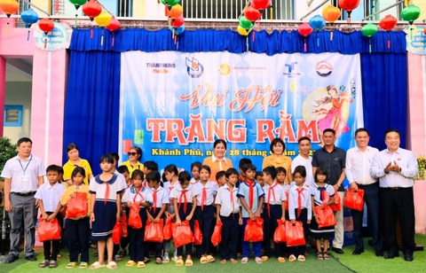 Tăng hỗ trợ cho học sinh được “nuôi cơm đến trường” ở Khánh Hòa - Ảnh 1. Trẻ em, học sinh đồng bào dân tộc ít người ở xã Khánh Phú, huyện Khánh Vĩnh (Khánh Hòa) được Hội Nhà báo tỉnh Khánh Hòa cùng các doanh nghiệp tài trợ tặng quà, trao học bổng dịp Tết Trung thu năm 2023 vừa qua - Nguồn ảnh: Hội Nhà báo tỉnh Khánh Hòa