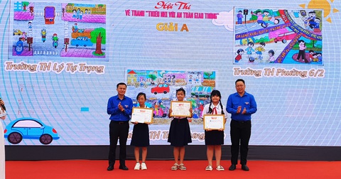 5 năm liền Cà Mau có số người chết vì tai nạn giao thông ít nhất cả nước - Ảnh 1. Ban tổ chức trao giải hội thi vẽ tranh “Thiếu nhi với an toàn giao thông” cho các em có các tác phẩm đoạt giải - Ảnh: THANH HUYỀN