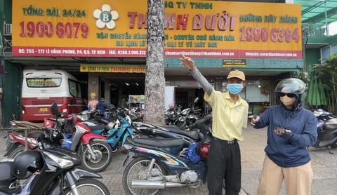 Xe Thành Bưởi tạm ngưng chở khách từ hôm nay - Ảnh 4. Tại trụ sở Lê Hồng Phong, nhân viên nhà xe Thành Bưởi cho biết chiều nay 17h không bán vé tuyến TP.HCM - Lâm Đồng nữa - Ảnh: LÊ PHAN