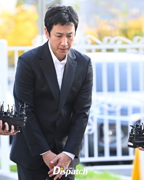 Lee Sun Kyun âm tính khi xét nghiệm ma túy đơn giản - Ảnh 2. Lee Sun Kyun cúi đầu xin lỗi và bày tỏ sẽ tham gia điều tra chân thành - Ảnh: Dispatch