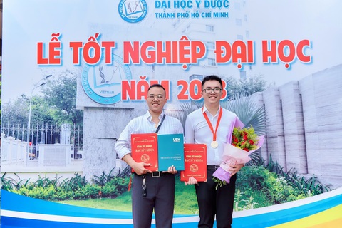 Tốt nghiệp cùng lúc hai trường đại học - Ảnh 1. Nguyễn Hoàng Phúc (trái) trong buổi lễ trao bằng tốt nghiệp tại Trường ĐH Y Dược TP.HCM ngày 20-10 - Ảnh: TRỌNG NHÂN