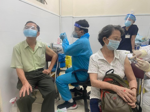 Tốt nghiệp cùng lúc hai trường đại học - Ảnh 2. Hoàng Phúc (giữa) tham gia đội hỗ trợ tiêm vắc xin mùa COVID-19 - Ảnh: NVCC